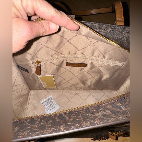 Michael Kors purse - Picture 4 of 6